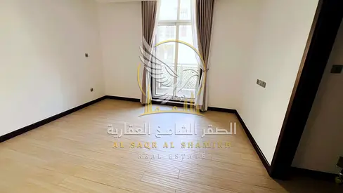فيلا للإيجار في الرفاعة 4 غرف وصالة وغرفة خادمة و6 حمامات وحوش كبير وتكييف مركزي وخزائن مدمجة