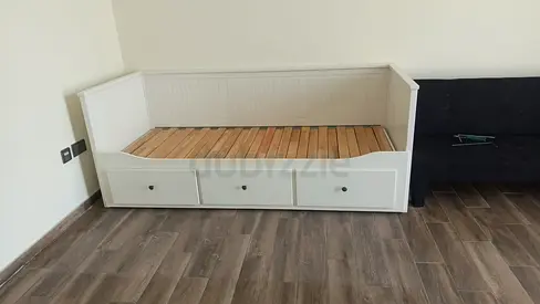 White Daybed with 3 Storage Drawers - Solid Wooden Slats