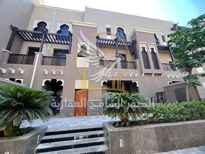 فيلا للإيجار في الرفاعة بالشارقة 4 غرف وصالة و6 حمامات بتصميم هندسي متميز وتشطيب حديث وتكييف مركزي وخزائن بالحائط وبلكونة وإطلالة مفتوحة وقريبة من الك