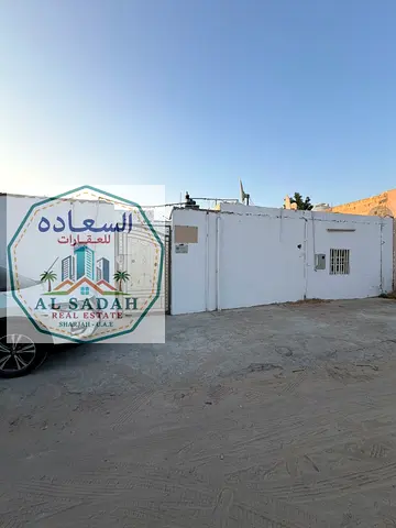 للبيع بيت  الغافية في ٣غرف وصالة ومجلس ومطبخ مساحة 2500 قدم  بيت مسلح وفاضي السعر 550000 الف