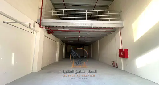 معرض تجاري للإيجار في الجرف الصناعية 2  عجمان | 3,822 قدم | شارع جانبي واسع | ميزانين