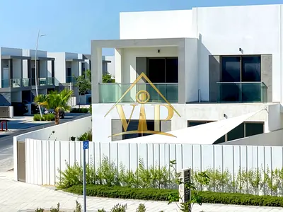 Upgraded Spacious and Elegant Corner Villa Facing Community Center