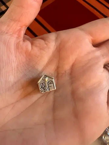 Pandora charm 50 aed