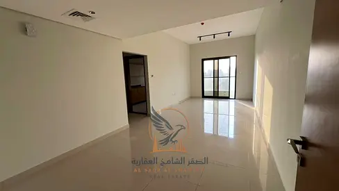 غرفتين وصاله تاني ساكن غرفه ماستر مع جيم وبلكونه في موقع مميز علي الشارع العام في تاور حديث