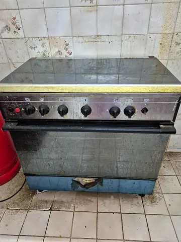 Used freestanding gas oven with 6 knobs — needs cleaning/repair