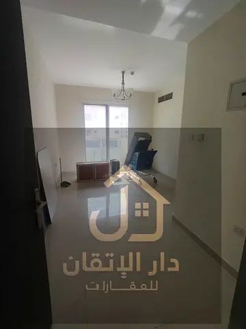 فرصة ذهبية للإيجار |غرفه وصاله مع بلكونه منطقه النباعه  موقع استراتيجي ممتاز قريب من جميع الخدمات والمواصلات.  المميزات: - موقف سيارات مجاني - التكييف