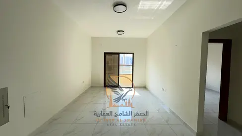 شقة غرفة وصالة بإطلالة مفتوحة وبلكونة وحمامين وخزائن بالحائط تمنحك الراحة والسكن العملي بالقرب من المدارس في عجمان