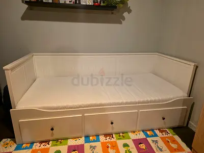 White wooden daybed with 3 storage drawers - good condition