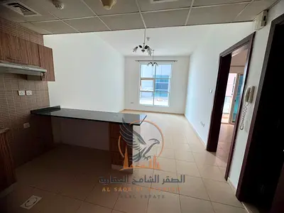 شقه غرفه وصاله مع بلكونه وباركن خاص علي شارع خليفه وبجوار جراند مول وحديقة  السيدات وقريبه للكورنيش