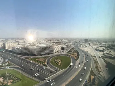 غرفة وصالة للإيجار السنوي في المجاز 2 – الشارقة على شارع الوحدة، بالقرب من شارع جمال عبدالناصر وسيتي سنتر الشارقة. تتميز الشقة بمساحة ممتازة