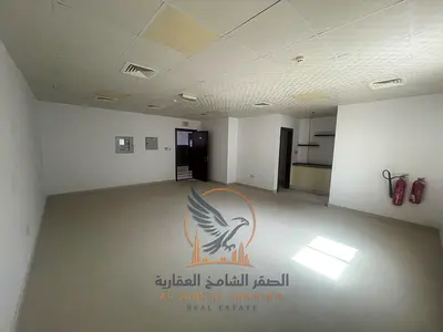 مكتب استوديو للإيجار في الجرف الصناعية 1 بمنطقة السيارات مع مطبخ وحمام