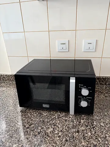 Black countertop microwave oven – used, good condition