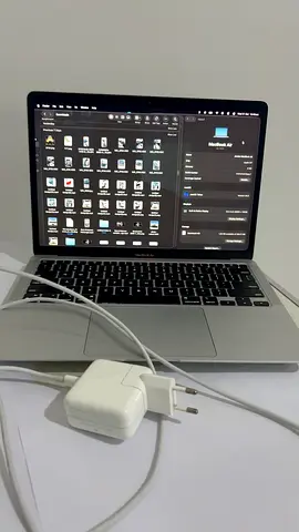 MacBook Air 2020 With 13.3" Retina Display, M1 Chip With 8-Core CPU And 8-Core GPU/8GB RAM/256GB
