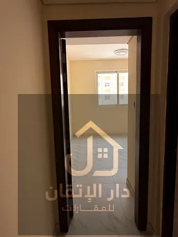غرفة وصالة للإيجار في منطقة المجرة، موقع مميز قريب من الكورنيش، بسعر سنوي 30,000 درهم مع إمكانية الدفع على 4 دفعات