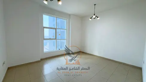 شقة مميزة مع باركن خاص وصالون معزول ومطبخ مغلق وبلكونتين في أحد أشهر الأبراج السكنية بموقع حيوي قريب من جميع الخدمات