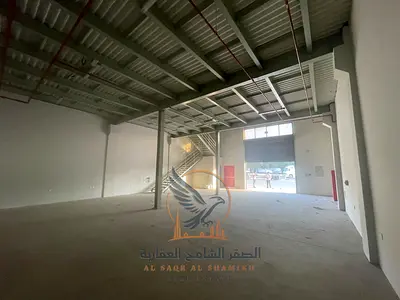 مستودع للإيجار في الجرف الصناعية 3 على شارع رئيسي بميزانين وكهرباء 30 KW