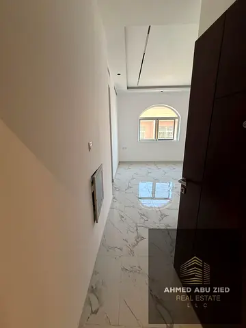 العالية | أول ساكن وتشطيبات جديدة | تكييف مركزي | موقع حيوي بالقرب من شارع الشيخ محمد بن زايد وسهولة الوصول للطرق الرئيسية