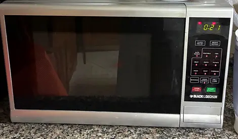 Black & Decker countertop microwave oven - good working condition