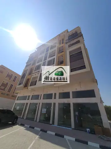 شقة جديدة كلياً مكونة من غرفتي نوم وصالة، مع 3 حمامات، وموقف سيارات مجاني، وشرفة بإطلالة بانورامية كاملة، مع سهولة الوصول إلى الشارقة ودبي ورأس الخيمة
