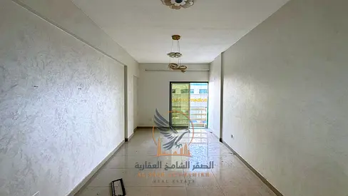 شقة ثلاث غرف وصالة للإيجار السنوي بثلاثة حمامات وأربع بلكونات بمساحة ممتازة وموقع استراتيجي وحيوي وجاهزة تماما للسكن الفوري المريح