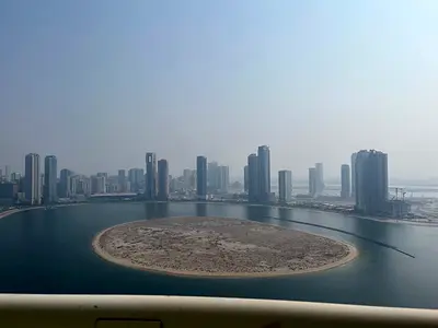 شقة 3 غرف نوم للإيجار السنوي في الخان – الشارقة بإطلالة بحرية موزع أمام غرف النوم غرفة خادمة مع باركن مجاني موقع مميز وقريب من جميع الخدمات