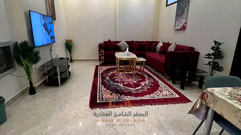 شقة ثلاث غرف وصالة مفروشة للإيجار الشهري بفرش جديد وأجهزة كاملة وثلاثة حمامات شاملة الإنترنت والفواتير بموقع استراتيجي وجاهزة فوراً