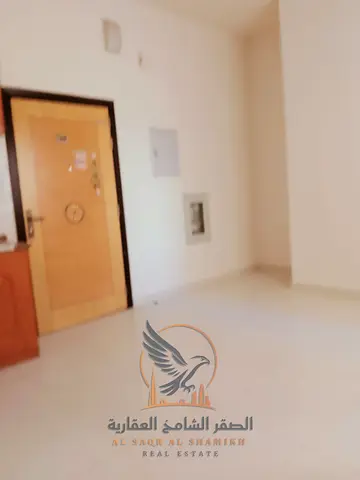 استوديو للإيجار في النخيل 2 بالقرب من مطعم ثمار البحر