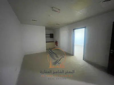 مكتب غرفة وصالة مع مطبخ وحمام للإيجار في منطقة السيارات بالجرف الصناعية 1 عجمان