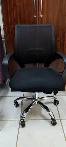 Black Mesh Office Chair with Armrests and Wheels - Good Condition