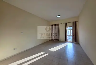 LARGE STUDIO | COMMUNITY VIEW | MULTIPLE CHEQUES
