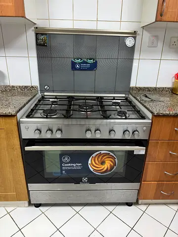 Electrolux freestanding gas cooker with oven - good condition in warranty first user