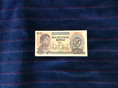 RARE VINTAGE 1968 INDONESIA 2.5 RUPIAH BANKNOTE