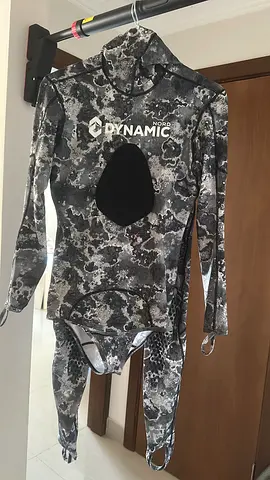 camouflage full-body wetsuit / free dive suit - size medium with the knife