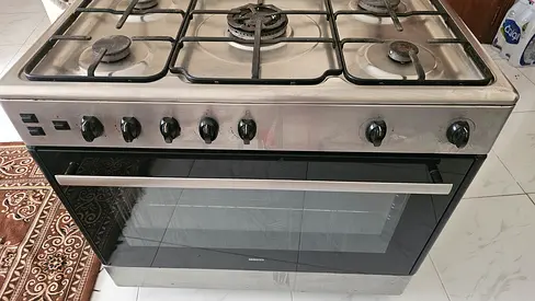 Stainless Steel 4-Burner Gas Cooker with Built-in Oven (Good Condition)