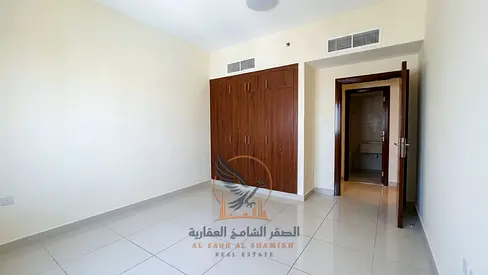 غرفه وصاله تاني ساكن مع شهر فري وبلكونه وخزاءن حاءط زاطلاله مفتوحه بالكامل بسعر مميز شارع خليفه بجوار مدرسة  الحكمه