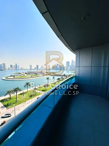 فرصة مميزة لامتلاك شقة واسعة في البرج الأزرق، نموذج 5، بمساحة كبيرة وتصميم مناسب للعائلات، مع إطلالة مفتوحة وجانبية على البحر، توفر أجواء مريحة وإضاءة