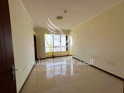 شقة 3 غرف وصالة في القاسمية الشارقة غرفتان ماستر وموقف مجاني ومساحات واسعة وتصميم عملي مناسب للعائلات