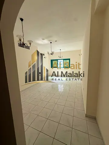 شقة فاخرة للإيجار في الخان  _ تشطيب راقٍ وإطلالة مميزة وموقع استراتيجي عل مخرج دبي  شقة واسعة بمواصفات عصرية وخدمات متكاملة أنيقة بمساحات واسعة
