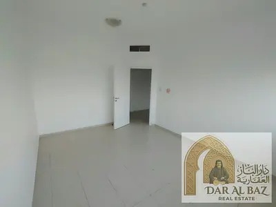 شقة غرفتين وصالة للإيجار السنوي في أبو شغارة على شارع الوحدة، غرفة ماستر، حمامان، تكييف مركزي مجاني وشهر مجاني. الإيجار 40,000 درهم على 4 دفعات،
