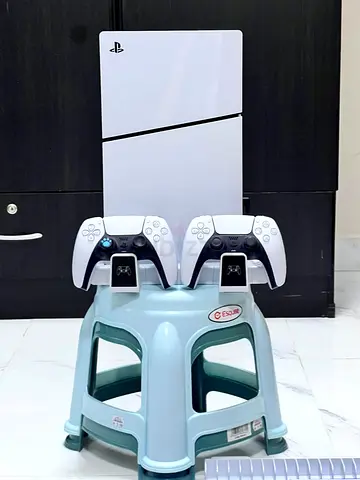 White PS5 (disc) with 8 games and 2 controllers - 6 months old