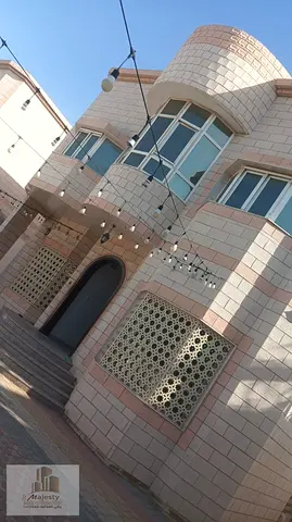 🏡 **فيلا فاخرة للإيجار في الشارقة – منطقة الفلج**