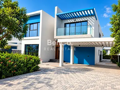Single Row | Facing Park | Landscaped