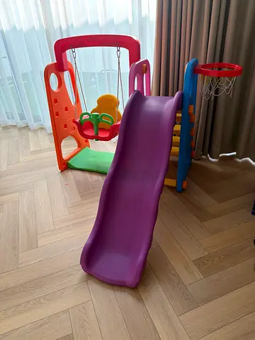 Kids indoor plastic slide with basketball hoop - good condition