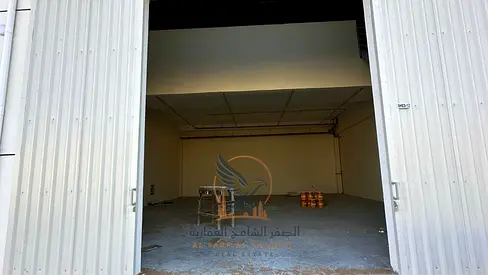 Warehouse for rent, 3,800 sq. ft., mezzanine, 50 kW electricity, suitable for various commercial activities.