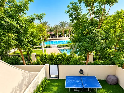 Pool Backing | Single Row | Landscaped