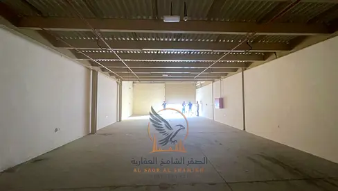 مستودع تجاري وصناعي مميز للإيجار السنوي مع ميزانين ونظام إطفاء حريق وتسهيلات مرنة بالدفع على شارع رئيسي وجاهز للتشغيل الفوري المميز