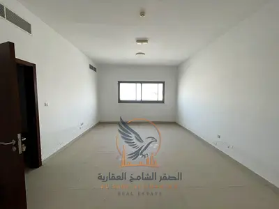 مكتب غرفة وصالة بتصميم عملي مع مطبخ وحمام خاص مناسب للأعمال والمكاتب الإدارية