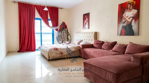 استوديو مفروش بمساحة كبيرة مع بلكونة وفرش مرتب وموقع عملي وسهولة الوصول إلى دبي والشارقة وشامل الفواتير والانترنت