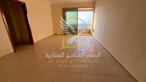شقة غرفتين وصالة في القليعة الشارقة بإطلالة بحرية وخزائن بالحائط ومساحات واسعة وتصميم عملي ومريح للعائلات