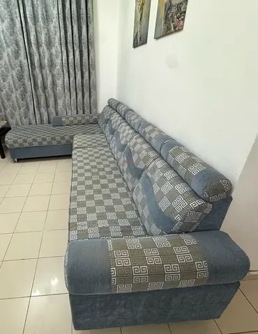 Grey patterned 5-seater sofa with matching chaise - Good condition
